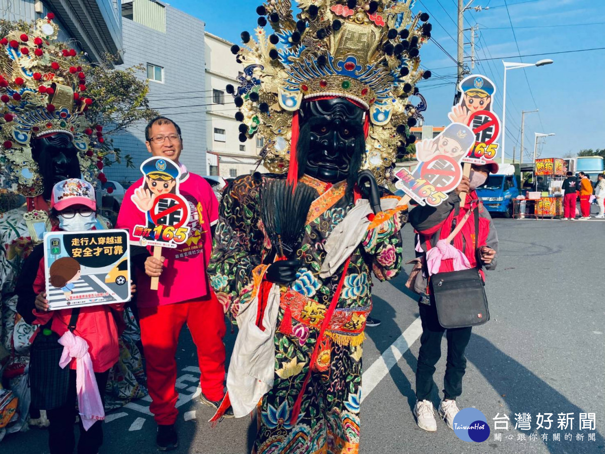 雲林縣警局臺西分局走上街頭及結合廟會活動，透過手機隨走隨播警政署長防詐影片與民眾分享／警方提供