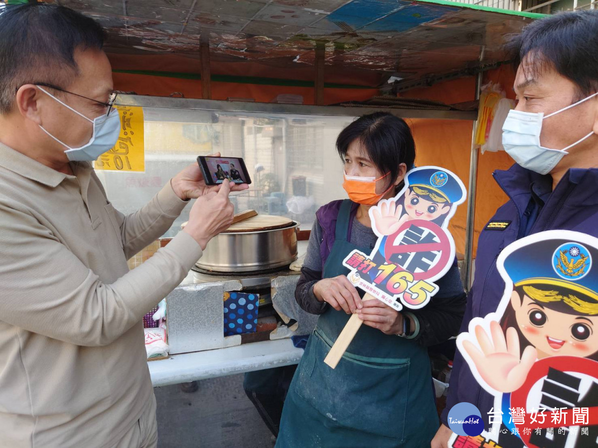 雲林縣警局臺西分局走上街頭及結合廟會活動，透過手機隨走隨播警政署長防詐影片與民眾分享／警方提供