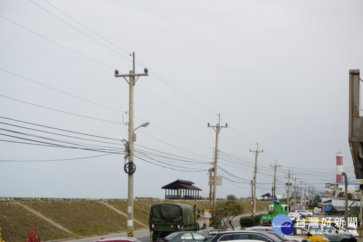 台電、中華電信及有線電視等16單位，將協力移除美堤街730公尺電纜及23支電桿，恢復高美濕地絕美天際線。