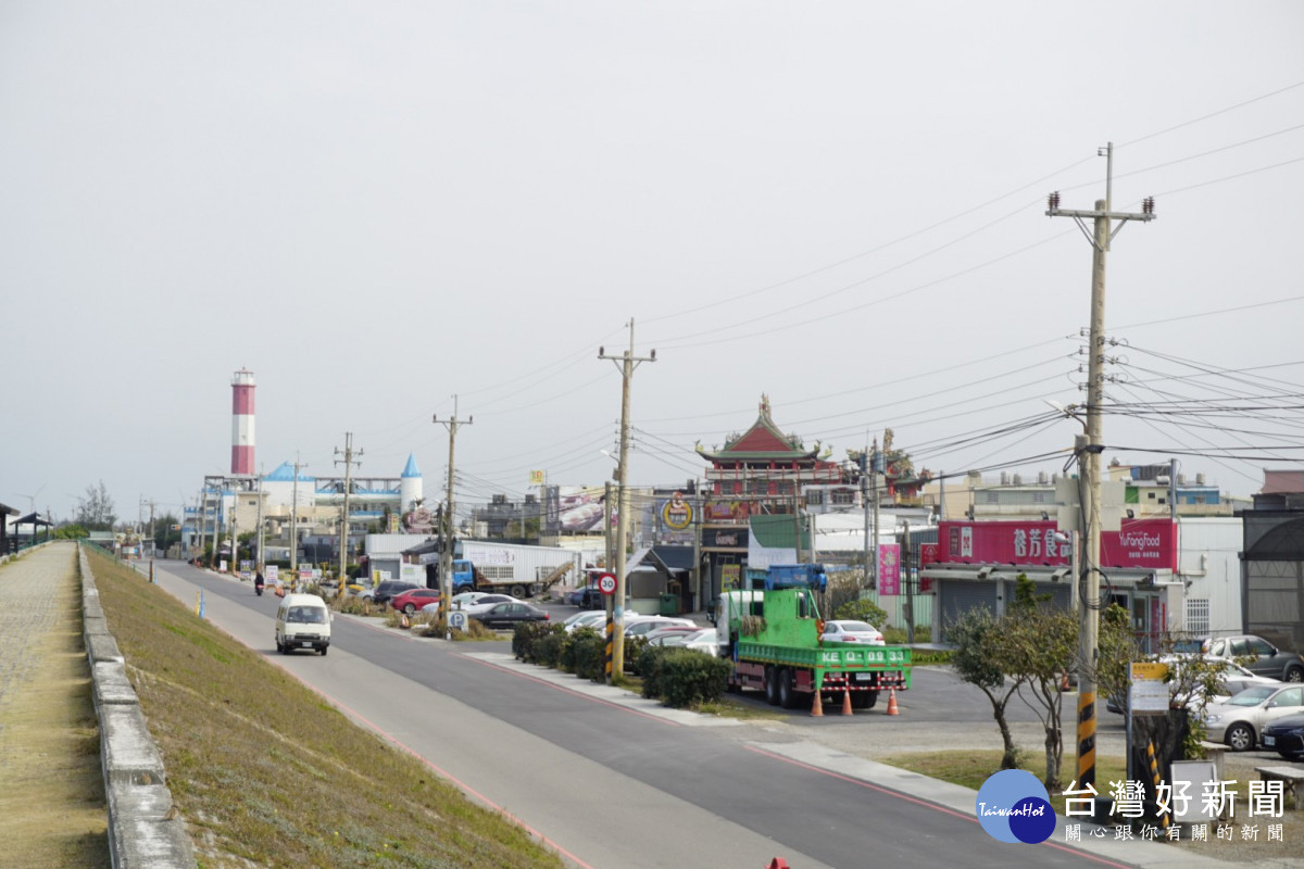 高美濕地因美堤街電線桿林立,天際滿布蜘蛛網,影響絕美海景。