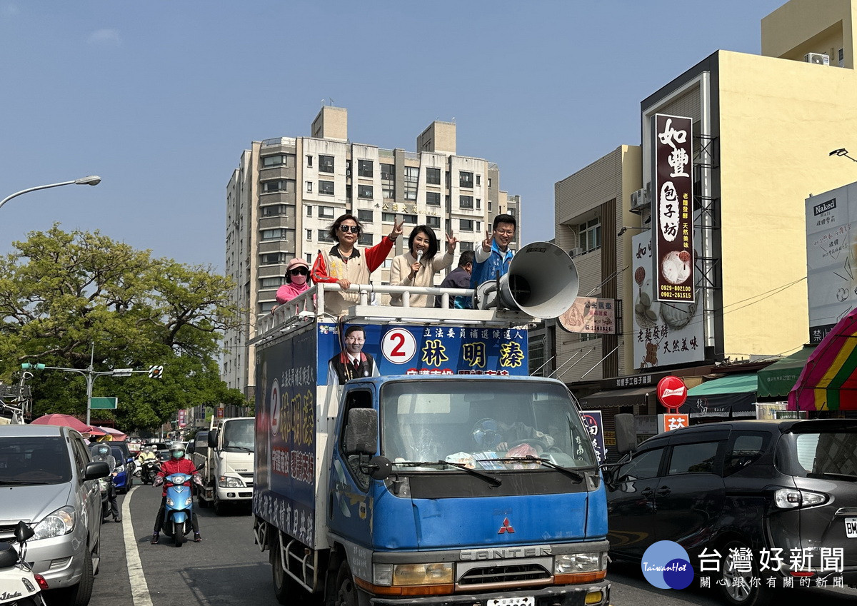 許淑華縣長宋懷琳議員張嘉哲市長掃街相挺林明溱。（記者扶小萍攝）