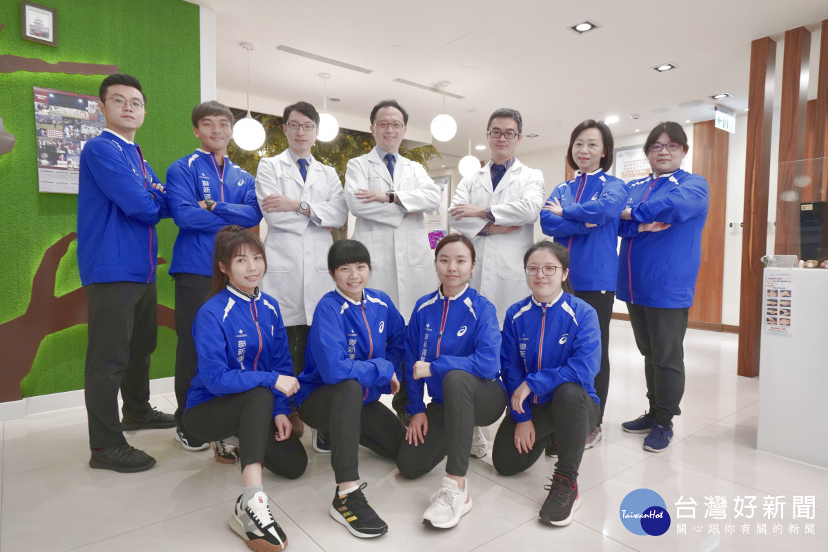 聯新國際醫院運動醫學中心團隊（後排左3吳易澄醫師、左4林頌凱醫師、左5王凱平醫師）