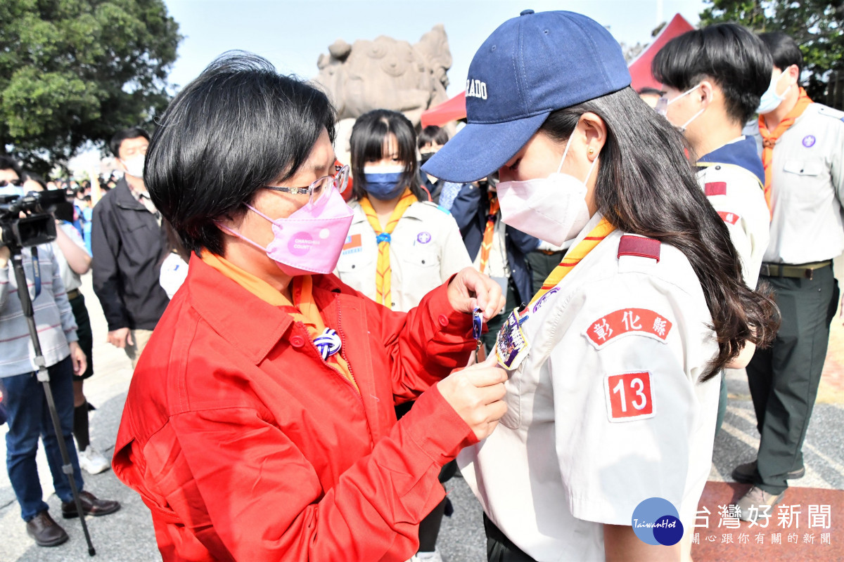 彰化縣童軍節慶祝大會，彰化縣長王惠美頒發彰化縣各級童軍獎章、績優童軍團以及童軍最高榮譽團領導人員績優獎章。圖／彰化縣政府提供