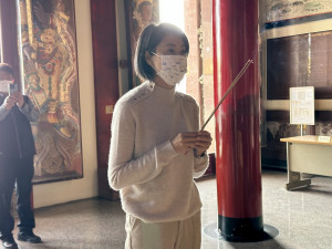 許淑華縣長先在三玄宮上香祈祝選舉順利。（記者扶小萍攝）