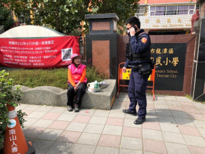 失智老婦外出迷途，警暖心送返家。