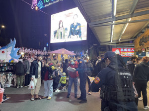 八德分局帶領轄區民眾共同組成「詐騙防衛隊」一起認識高發詐欺手法，聯合對抗詐騙集團。
