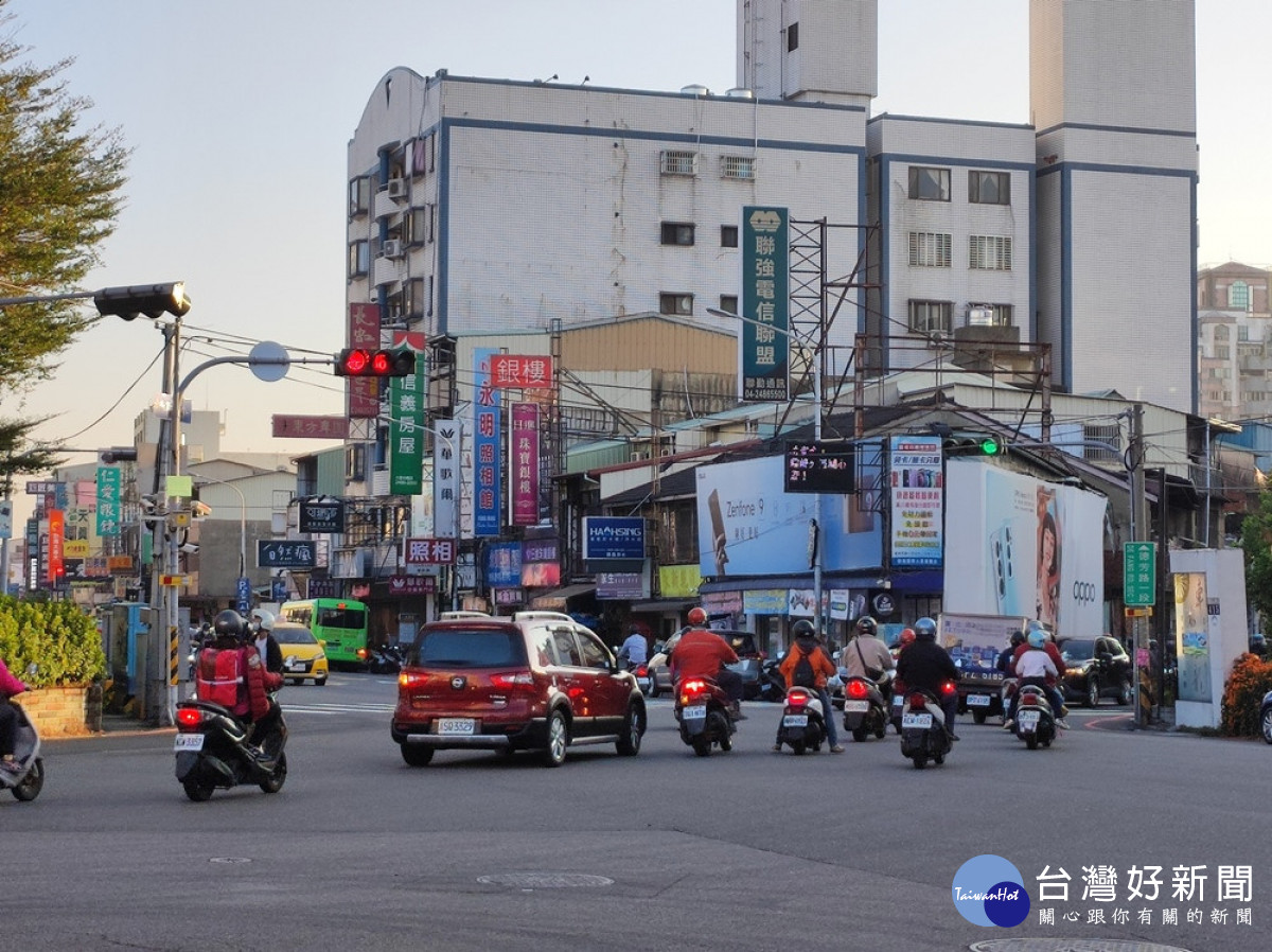 台中市大里區大里舊省農會前的六叉路口，交通動線複雜，車禍事頻傳。（圖／張芬郁議員服務處）