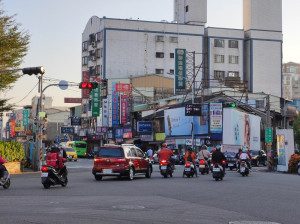 台中市大里區大里舊省農會前的六叉路口，交通動線複雜，車禍事頻傳。（圖／張芬郁議員服務處）