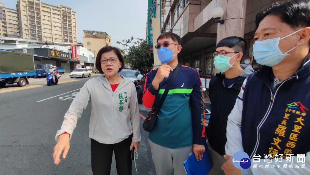 在地議員張芬郁邀在地里長及交通局會勘大里就省農會路口，盼能透過標線和號誌調整。（圖／張芬郁議員服務處）