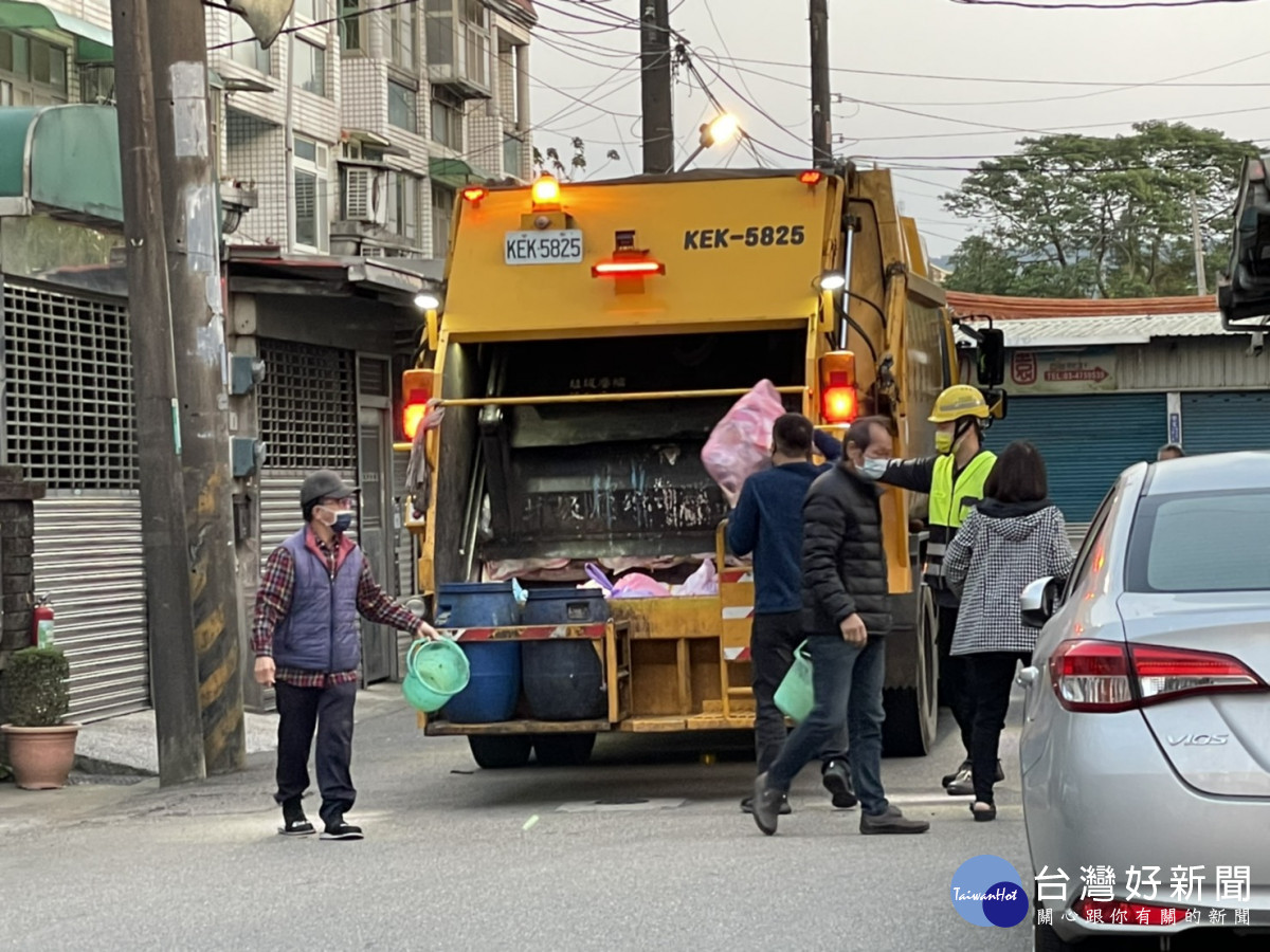 楊梅警結合環境清潔稽查大隊，於各地清運垃圾時，播放桃園市市長及警政署署長錄製之反詐宣導音檔。