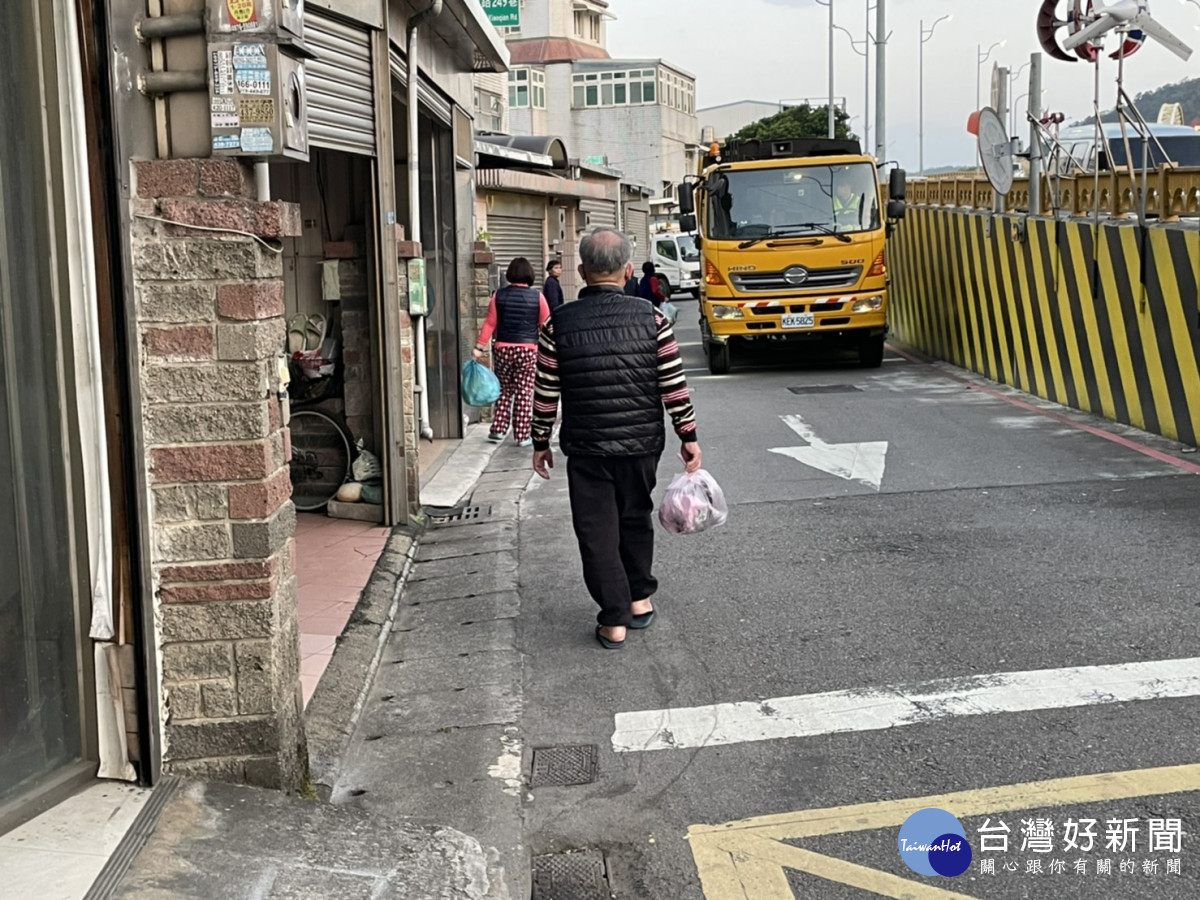 楊梅警結合環境清潔稽查大隊，於各地清運垃圾時，播放桃園市市長及警政署署長錄製之反詐宣導音檔。<br /><br />
