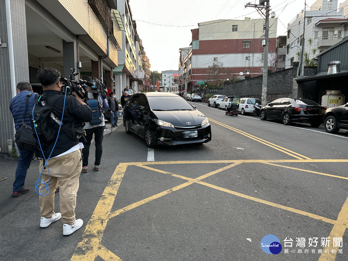 林明溱致謝後趨車離去。（記者扶小萍攝）