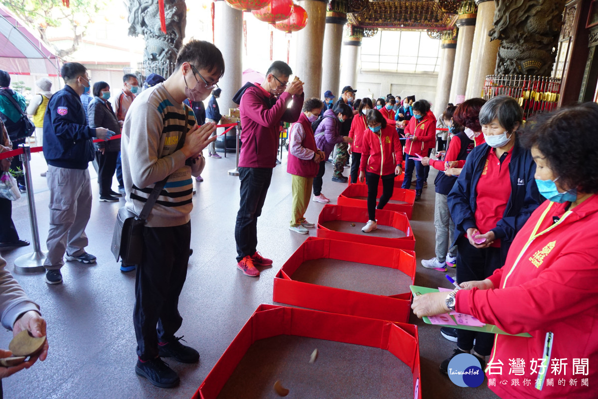 台中市潭水亭觀音媽廟舉辦第二屆擲筊大賽，吸引1200多人趣味同樂。