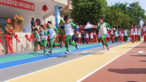 ▲蚵寮國小歡慶校慶運動會上正式啟用七彩繽紛跑道。（圖／記者 許高祥 翻攝）