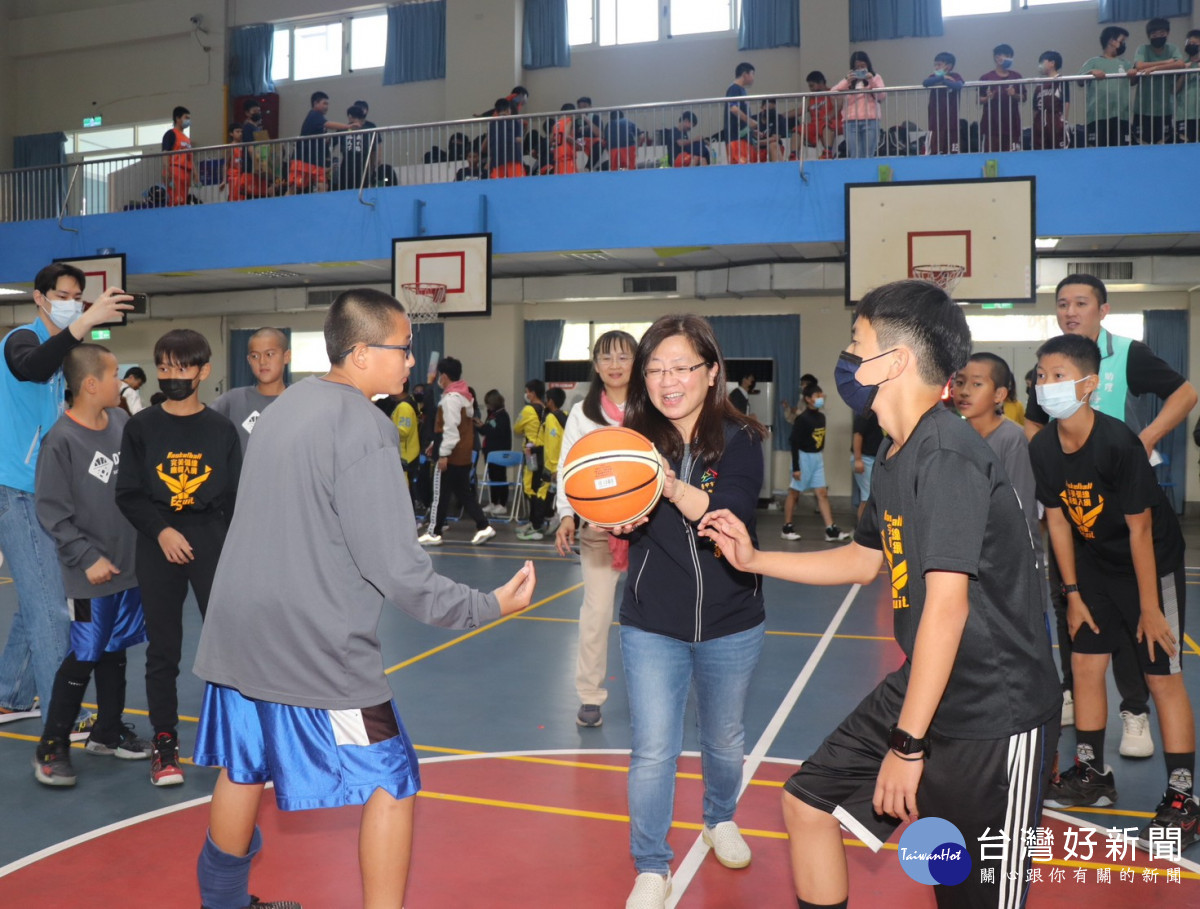 台中市國小學生籃球聯賽開球儀式。