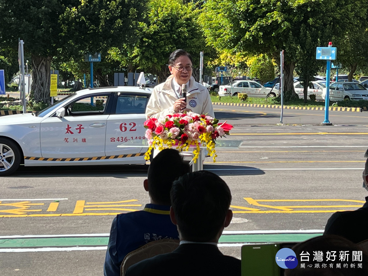 張善政表示，鼓勵未考取駕照的民眾預先了解道路風險及防禦駕駛觀念。<br />
<br />
