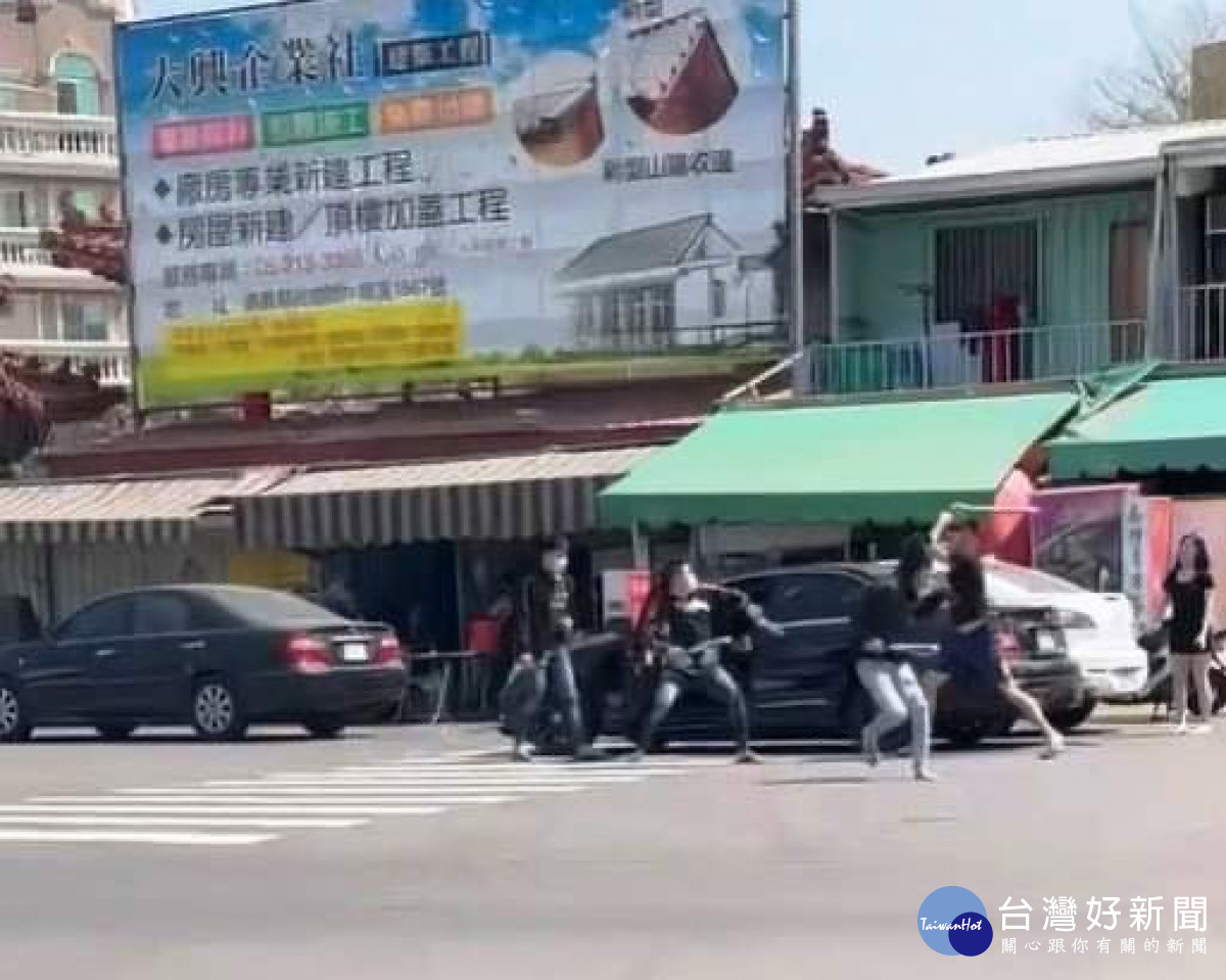 賓士車上22歲李男等人持球棒攻擊白色車黃姓駕駛／警方提供