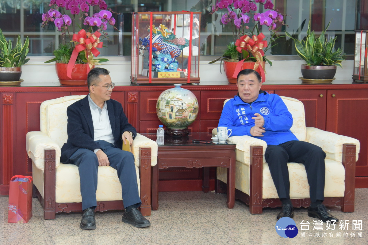 台灣自來水公司桃園第二區管理處長徐俊雄與桃園市議會議長邱奕勝進行雙向交流。