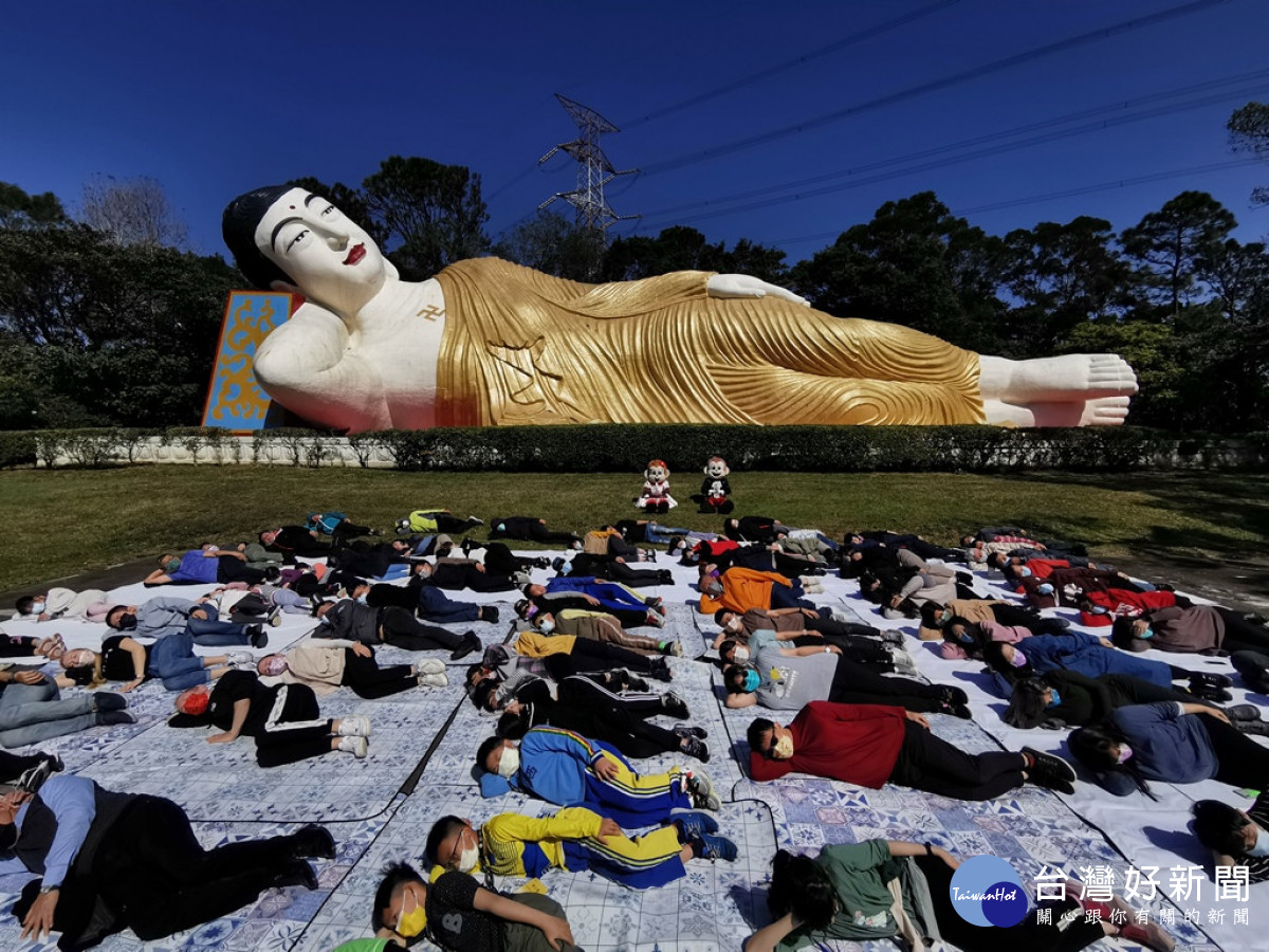 六福村主題遊樂園今年首度對外開放，邀請在3月6日這天入園遊玩的遊客與關西周邊鄰里鄉親一同參與盛事，在全長42.65米、寬14.48米的臥佛前，以臥佛之姿體驗「吉祥臥」，現場超過百人與臥佛「同臥」，場面趣味又壯觀。