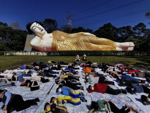 六福村主題遊樂園今年首度對外開放，邀請在3月6日這天入園遊玩的遊客與關西周邊鄰里鄉親一同參與盛事，在全長42.65米、寬14.48米的臥佛前，以臥佛之姿體驗「吉祥臥」，現場超過百人與臥佛「同臥」，場面趣味又壯觀。