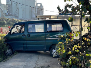 老翁開車閃狗衝進田，警call拖吊車協助脫困。