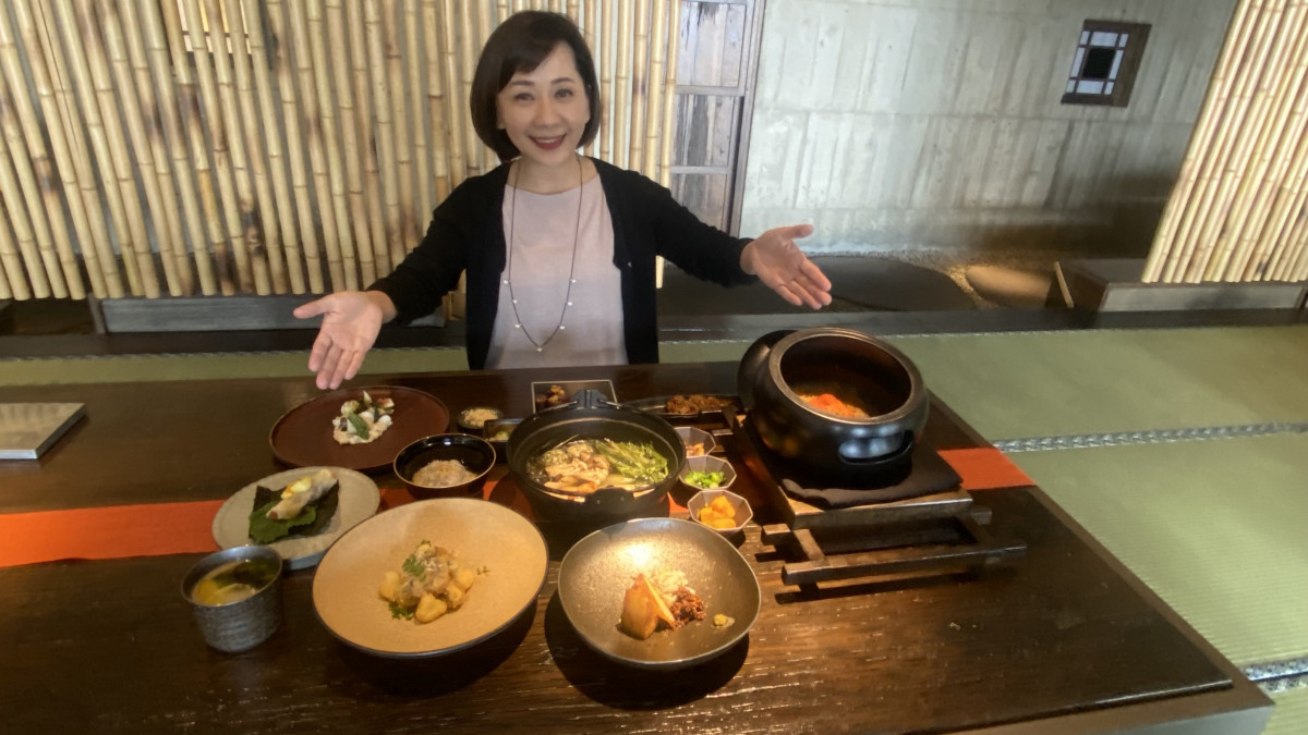 飛花落院每月的1日訂為蔬食日，每道珍饈以精緻懷石料理方式循序登場，打破吃素的刻板印象。