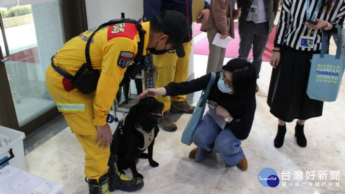 消防局搜救犬與章季芸董事長之愛犬相見歡，藉此相互交流。<br />
<br />
