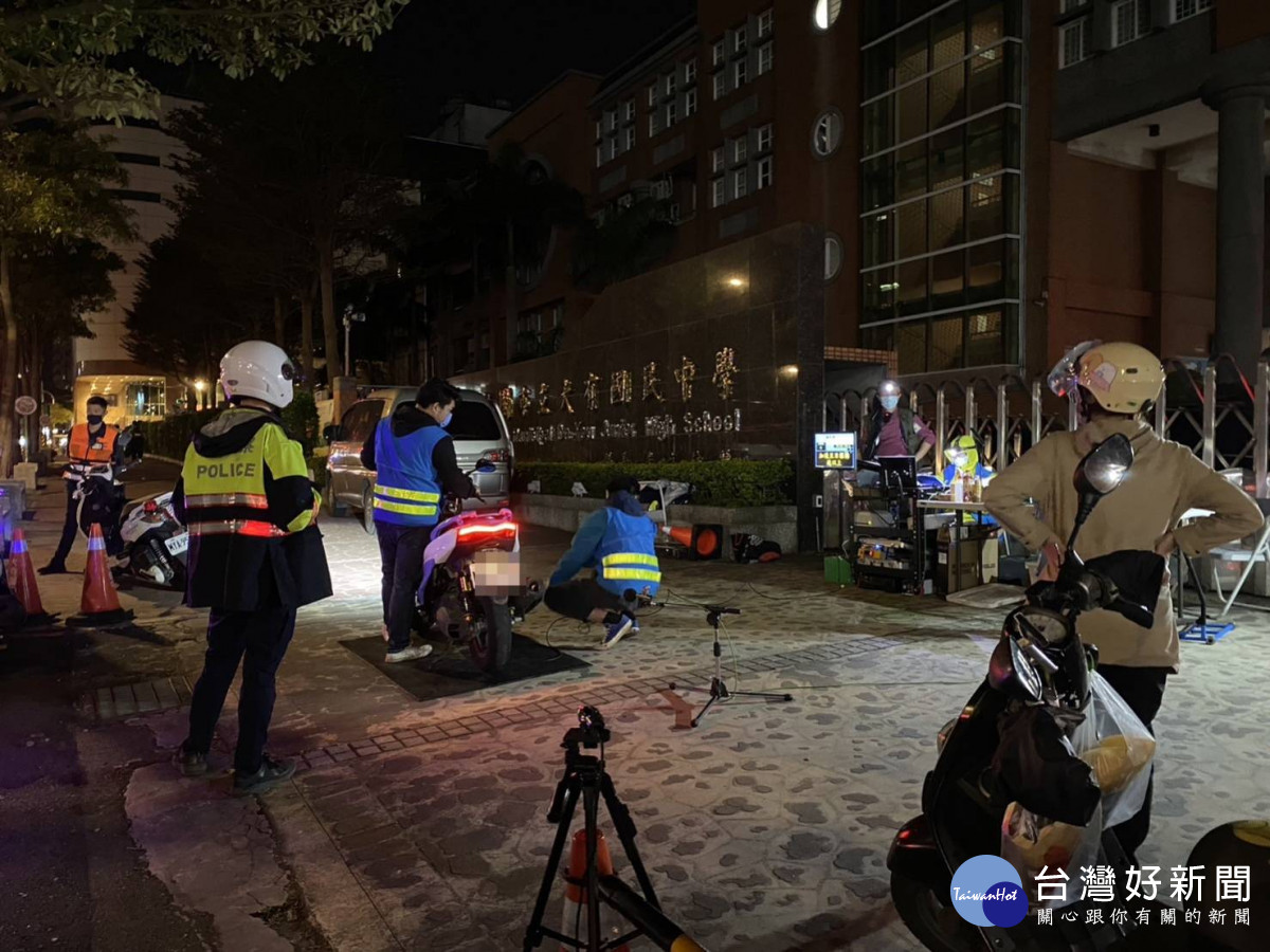 桃園警察分局與環境保護局及桃園監理站組成聯合稽查小組,共同執行取締噪音車勤務。