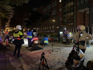 桃園警察分局與環境保護局及桃園監理站組成聯合稽查小組，共同執行取締噪音車勤務。