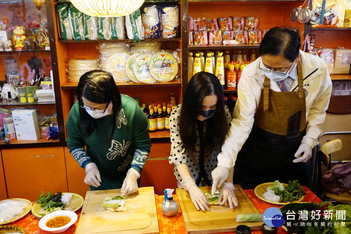 桃園市長張善政當起老師教導越配新住民朋友包春捲。