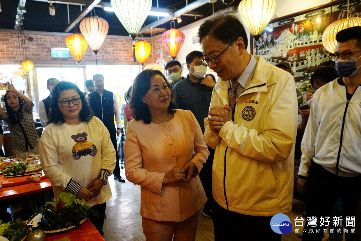 桃園市長張善政前往中壢鳴心越南小吃店，關心新住民朋友並祝婦女節快樂。