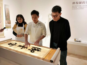「修張畫，Show彰化」典藏修復展即日起縣立美術館展出，國立雲林科大林煥盛教授解說修復過程。圖／記者鄧富珍攝