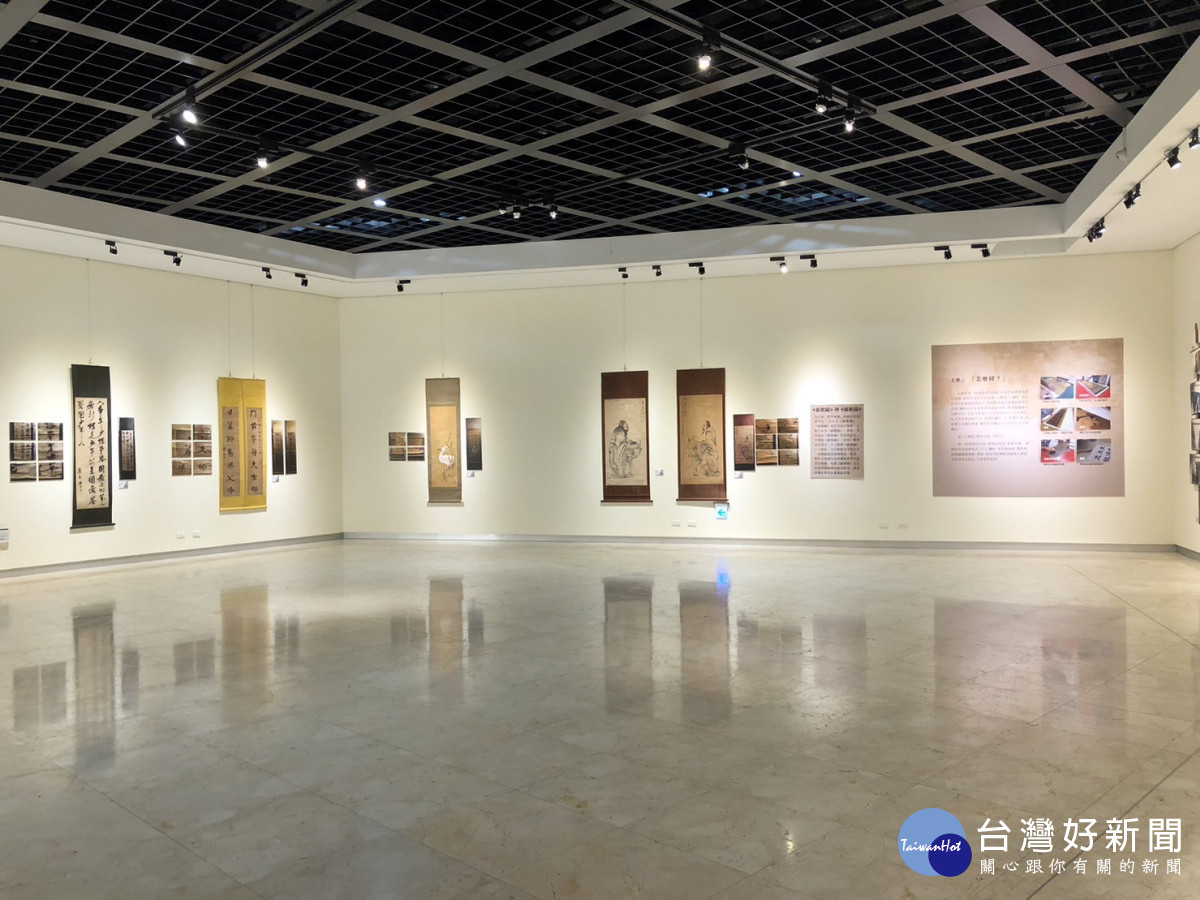 「修張畫，Show彰化」典藏修復展即日起縣立美術館展出，國立雲林科大林煥盛教授解說修復過程。圖／記者鄧富珍攝