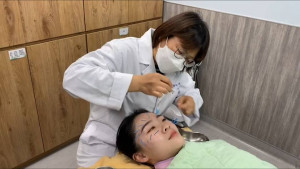 中醫美容針灸的幫助，飲食營養調理、生活起居習慣也是影響女性皮膚的重大因素。圖／記者鄧富珍攝