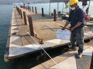 朝霧碼頭1號橫向浮排拖離施工情形。