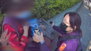 八旬婦搭錯車迷途路邊顫抖　警熱心助返家