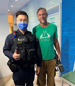 澳洲旅客行李遺落計程車上，員警聯繫司機迅速找回。