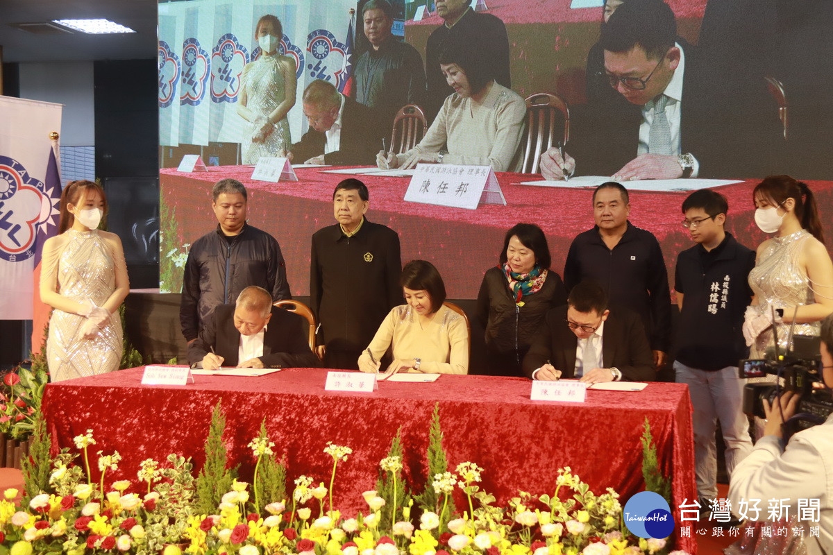 蘇委員（左）、許縣長及陳理事長簽合作協議。（記者扶小萍攝）