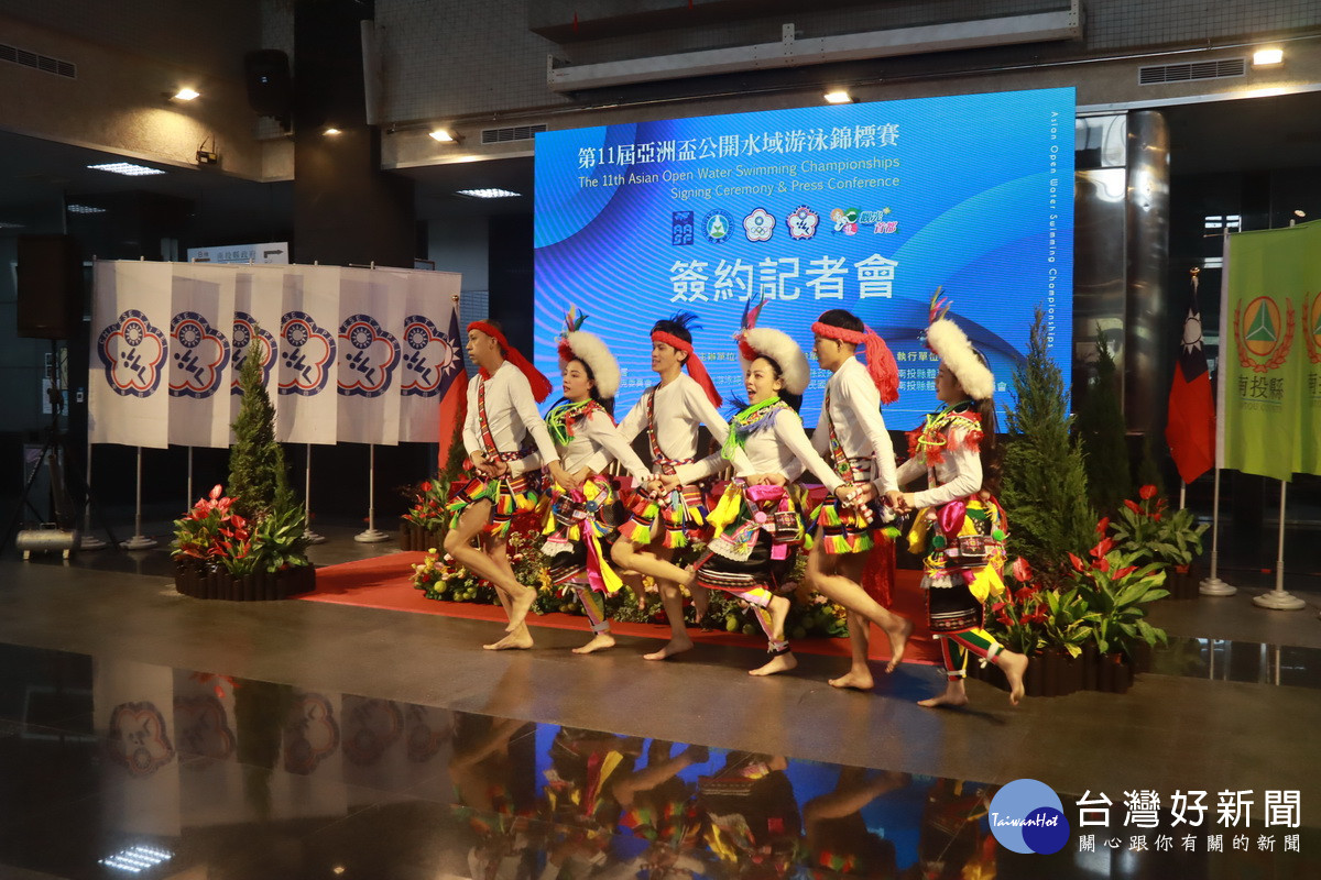 九族文化村表演原民舞蹈揭序幕。（記者扶小萍攝）