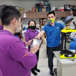 老師教學員使用平板進行3D列印機模擬操作