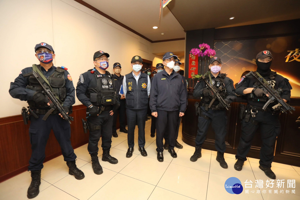 嘉義市警局長陳炯旭親自帶隊實施威力掃蕩擴大臨檢，展現警方維護治安的決心／陳致愷翻攝