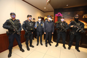 嘉義市警局長陳炯旭親自帶隊實施威力掃蕩擴大臨檢，展現警方維護治安的決心／陳致愷翻攝