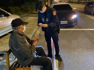 92歲老翁外出運動迷途，員警協助返家。