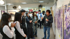 在展覽茶會中由鐘翊甄先生親自為同學導覽解說，讓欣賞者瞭解本身在創作時如何觀察洞悉體會並轉化成想要表達的意境。