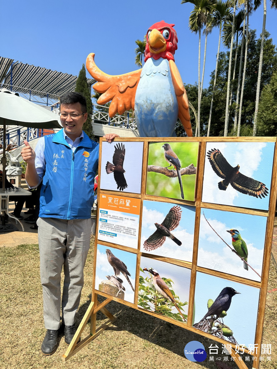 張市長推薦橫山地區有不少種類的鳥兒生態豐富。（記者扶小萍攝）