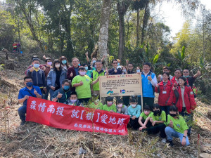 南投環保局邀內湖國小師生響應環保與植樹。（南投縣環保局提供）