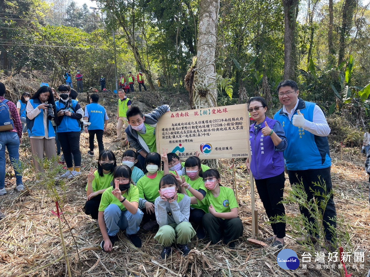 李局長蔡議員與學童一起體驗植樹造林。（環保局提供）