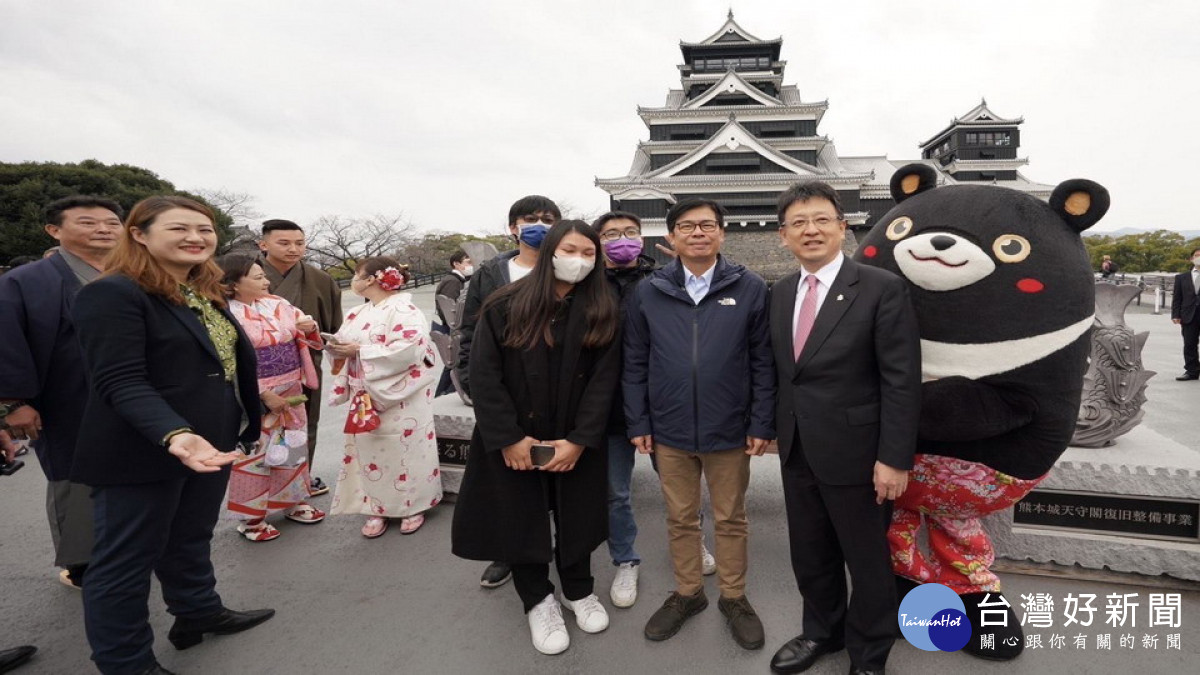 ▲台灣遊客與陳其邁市長及熊本市大西一史市長在熊本城天守閣前合照。（圖／記者 許高祥 翻攝）