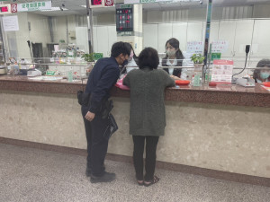 假公務員真詐騙再現，員警暖心勸導成功阻詐。