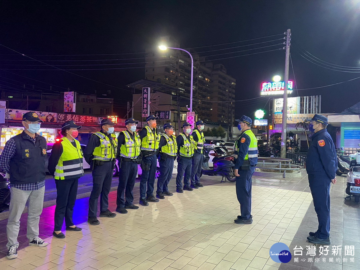 南投警方出動警力對有治安顧慮場所進行臨檢宣導。(縣警局提供)